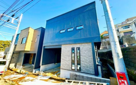 �_�ސ쌧���l�s���剪1���ڂ̐V�z��ˌ��Ă̑O�ʓ��H�܂ތ��n�ʐ^