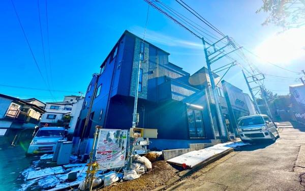 �_�ސ쌧���l�s���剪1���ڂ̐V�z��ˌ��Ă̑O�ʓ��H�܂ތ��n�ʐ^