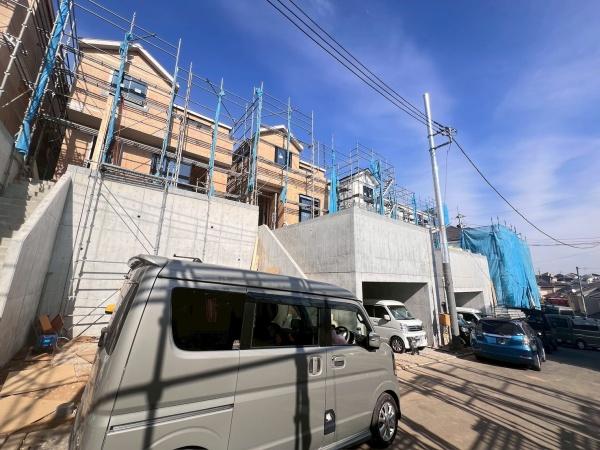 �_�ސ쌧���l�s����l�G����̐V�z��ˌ��Ă̑O�ʓ��H�܂ތ��n�ʐ^