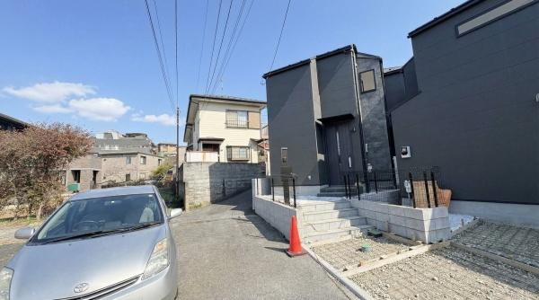 �_�ސ쌧���q�s�Â̐V�z��ˌ��Ă̑O�ʓ��H�܂ތ��n�ʐ^