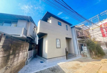 �_�ސ쌧���l�s��q�搙�c4���ڂ̐V�z��ˌ��Ă̑O�ʓ��H�܂ތ��n�ʐ^