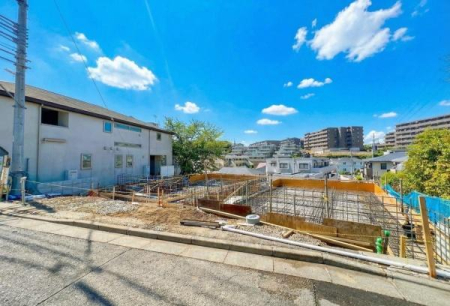 �_�ސ쌧���s�����扤�T����5���ڂ̐V�z��ˌ��Ă̑O�ʓ��H�܂ތ��n�ʐ^