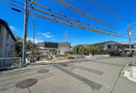 �_�ސ쌧���s�����扤�T����5���ڂ̐V�z��ˌ��Ă̑O�ʓ��H�܂ތ��n�ʐ^