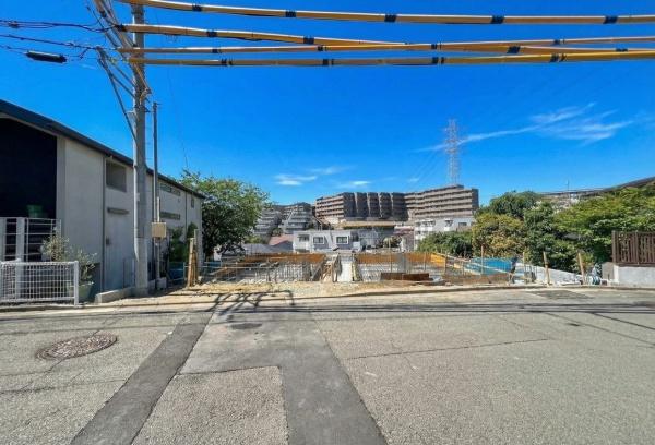 �_�ސ쌧���s�����扤�T����5���ڂ̐V�z��ˌ��Ă̑O�ʓ��H�܂ތ��n�ʐ^