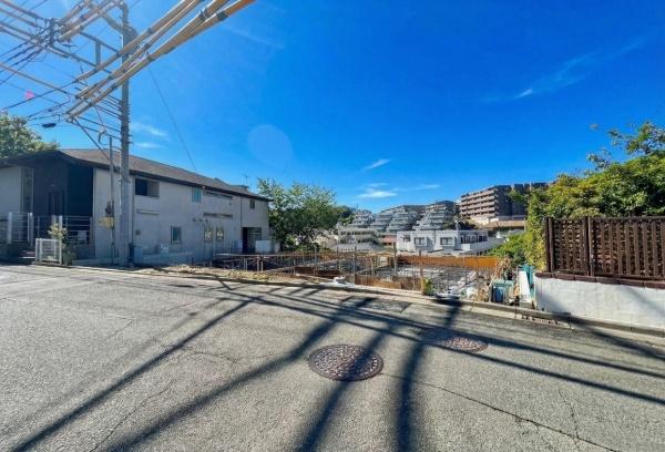 �_�ސ쌧���s�����扤�T����5���ڂ̐V�z��ˌ��Ă̑O�ʓ��H�܂ތ��n�ʐ^