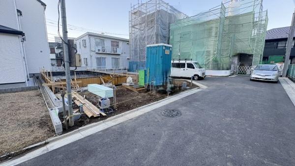 �_�ސ쌧���s���Ë斾�Â̐V�z��ˌ��Ă̑O�ʓ��H�܂ތ��n�ʐ^