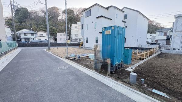 �_�ސ쌧���s���Ë斾�Â̐V�z��ˌ��Ă̑O�ʓ��H�܂ތ��n�ʐ^