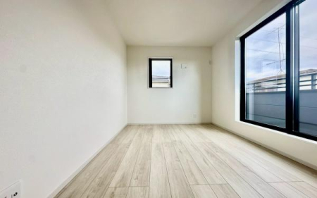 �_�ސ쌧���s�{�O�搼���1���ڂ̐V�z��ˌ��Ă̎q������