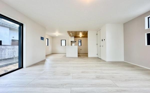 �_�ސ쌧���s�{�O�搼���1���ڂ̐V�z��ˌ��Ẵ��r���O