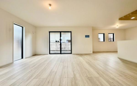 �_�ސ쌧���s�{�O�搼���1���ڂ̐V�z��ˌ��Ẵ��r���O