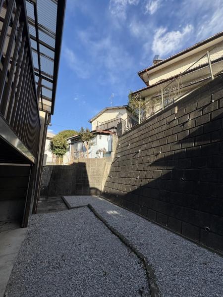 �_�ސ쌧���l�s���i�c��1���ڂ̒��È�ˌ��Ă̑O�ʓ��H�܂ތ��n�ʐ^