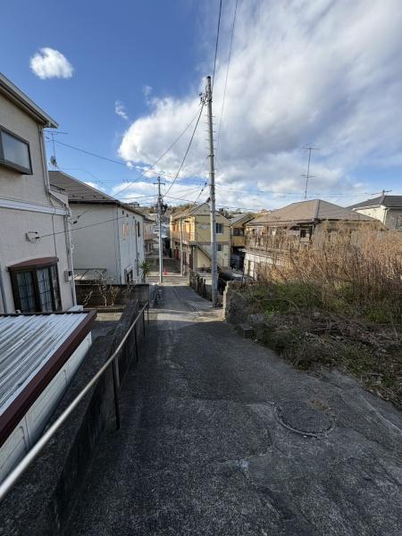 �_�ސ쌧���l�s���i�c��1���ڂ̒��È�ˌ��Ă̑O�ʓ��H�܂ތ��n�ʐ^