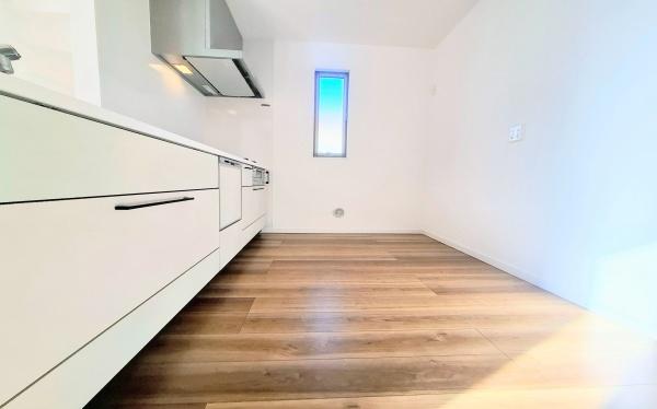 �_�ސ쌧���s�{�O��n��4���ڂ̐V�z��ˌ��ẴL�b�`��