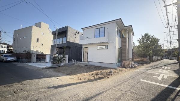 �_�ސ쌧����s���������J3���ڂ̐V�z��ˌ��Ă̑O�ʓ��H�܂ތ��n�ʐ^