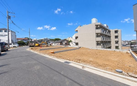 �_�ސ쌧���l�s�_�ސ�����ʂ̐V�z��ˌ��Ă̑O�ʓ��H�܂ތ��n�ʐ^