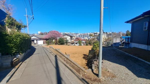 �_�ސ쌧���l�s�t�挳�ΐ쒬�̓y�n�̑O�ʓ��H�܂ތ��n�ʐ^