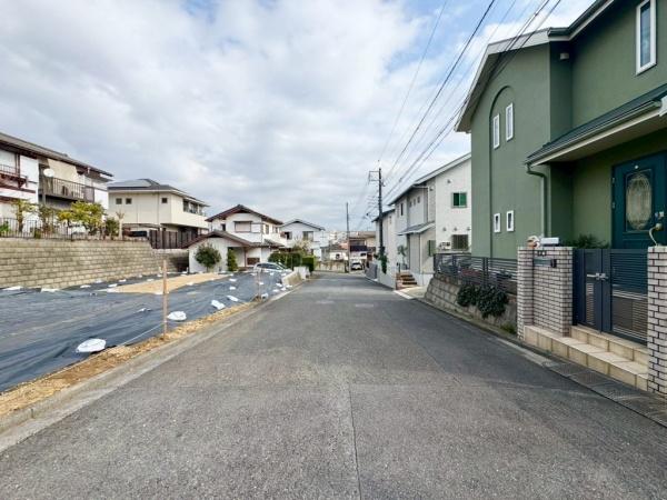 �_�ސ쌧���l�s�˒ˋ敽�˒��̐V�z��ˌ��Ă̑O�ʓ��H�܂ތ��n�ʐ^