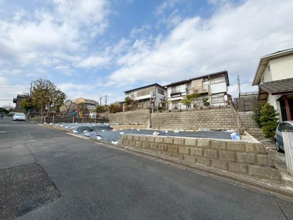 �_�ސ쌧���l�s�˒ˋ敽�˒��̐V�z��ˌ��Ă̑O�ʓ��H�܂ތ��n�ʐ^