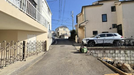 �_�ސ쌧���l�s���撆��1���ڂ̐V�z��ˌ��Ă̑O�ʓ��H�܂ތ��n�ʐ^