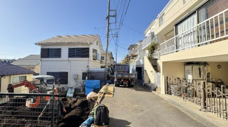 �_�ސ쌧���l�s���撆��1���ڂ̐V�z��ˌ��Ă̑O�ʓ��H�܂ތ��n�ʐ^