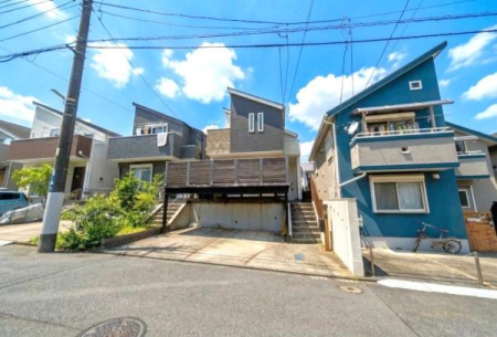 �_�ސ쌧���l�s����撷�l1���ڂ̒��È�ˌ��Ă̑O�ʓ��H�܂ތ��n�ʐ^