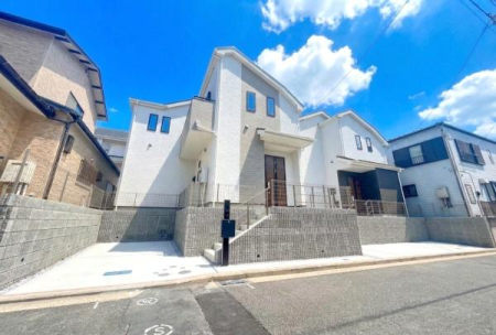 �_�ސ쌧���l�s�`��擌�i�J1���ڂ̐V�z��ˌ��Ă̑O�ʓ��H�܂ތ��n�ʐ^