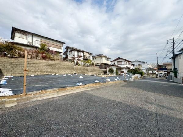 �_�ސ쌧���l�s�˒ˋ敽�˒��̐V�z��ˌ��Ă̑O�ʓ��H�܂ތ��n�ʐ^