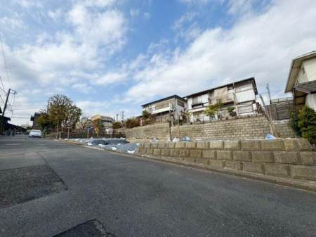 �_�ސ쌧���l�s�˒ˋ敽�˒��̐V�z��ˌ��Ă̑O�ʓ��H�܂ތ��n�ʐ^