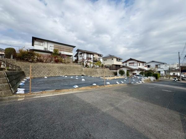 �_�ސ쌧���l�s�˒ˋ敽�˒��̐V�z��ˌ��Ă̑O�ʓ��H�܂ތ��n�ʐ^