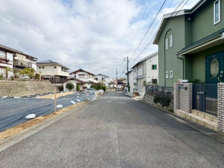 �_�ސ쌧���l�s�˒ˋ敽�˒��̐V�z��ˌ��Ă̑O�ʓ��H�܂ތ��n�ʐ^