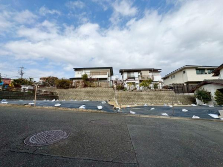 �_�ސ쌧���l�s�˒ˋ敽�˒��̐V�z��ˌ��Ă̑O�ʓ��H�܂ތ��n�ʐ^