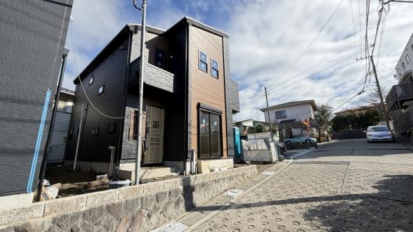 �_�ސ쌧���q�s�����K�l1���ڂ̐V�z��ˌ��Ă̑O�ʓ��H�܂ތ��n�ʐ^