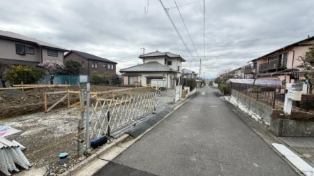 �_�ސ쌧���l�s�h�揯��3���ڂ̐V�z��ˌ��Ă̑O�ʓ��H�܂ތ��n�ʐ^