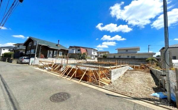 �_�ސ쌧���s�����搶�c6���ڂ̐V�z��ˌ��Ă̑O�ʓ��H�܂ތ��n�ʐ^