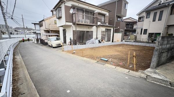 �_�ސ쌧���s�{�O��_�ؖ{��5���ڂ̐V�z��ˌ��Ă̑O�ʓ��H�܂ތ��n�ʐ^