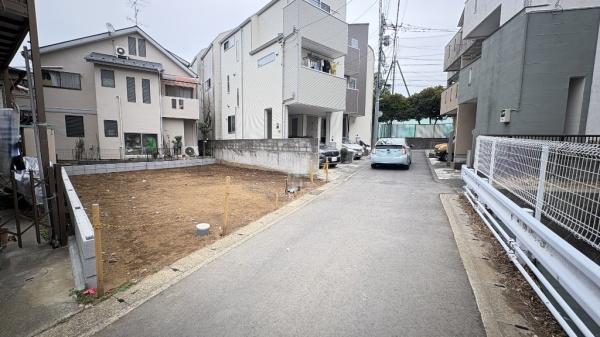 �_�ސ쌧���s�{�O��_�ؖ{��5���ڂ̐V�z��ˌ��Ă̑O�ʓ��H�܂ތ��n�ʐ^