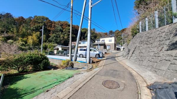 �_�ސ쌧���l�s�˒ˋ�����̐V�z��ˌ��Ă̑O�ʓ��H�܂ތ��n�ʐ^