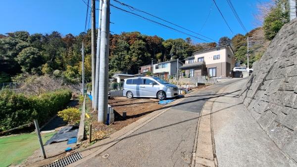 �_�ސ쌧���l�s�˒ˋ�����̐V�z��ˌ��Ă̑O�ʓ��H�܂ތ��n�ʐ^