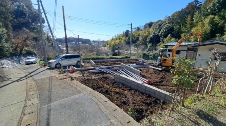 �_�ސ쌧���l�s�˒ˋ�����̐V�z��ˌ��Ă̑O�ʓ��H�܂ތ��n�ʐ^