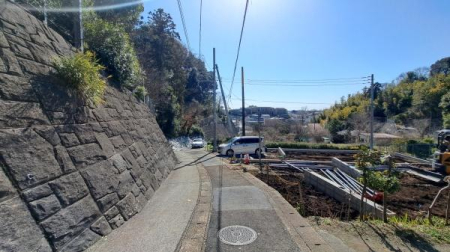 �_�ސ쌧���l�s�˒ˋ�����̐V�z��ˌ��Ă̑O�ʓ��H�܂ތ��n�ʐ^