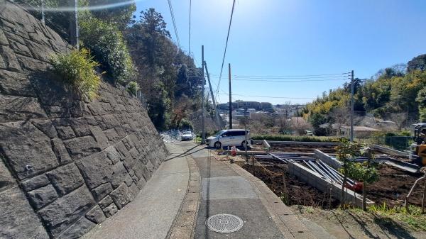 �_�ސ쌧���l�s�˒ˋ�����̐V�z��ˌ��Ă̑O�ʓ��H�܂ތ��n�ʐ^