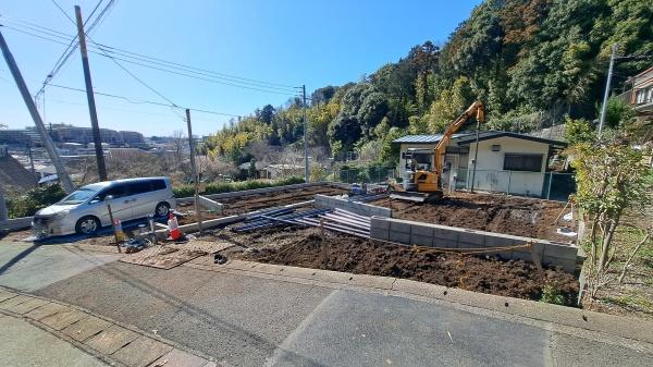 �_�ސ쌧���l�s�˒ˋ�����̐V�z��ˌ��Ă̑O�ʓ��H�܂ތ��n�ʐ^