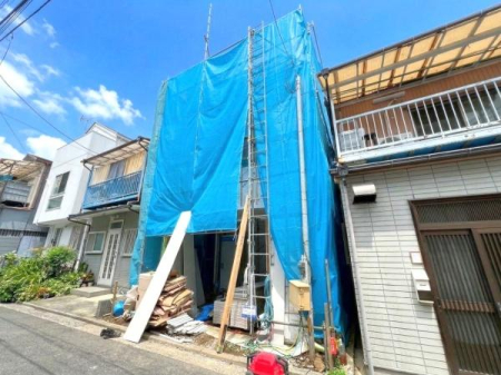 �_�ސ쌧���l�s��撆����1���ڂ̐V�z��ˌ��Ă̑O�ʓ��H�܂ތ��n�ʐ^