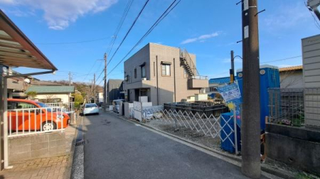 �_�ސ쌧���l�s����折���J��3���ڂ̐V�z��ˌ��Ă̑O�ʓ��H�܂ތ��n�ʐ^