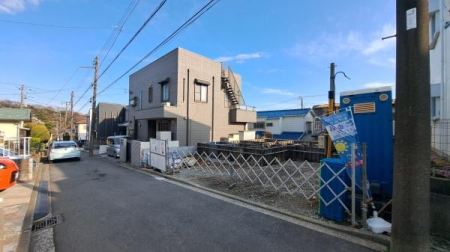 �_�ސ쌧���l�s����折���J��3���ڂ̐V�z��ˌ��Ă̑O�ʓ��H�܂ތ��n�ʐ^