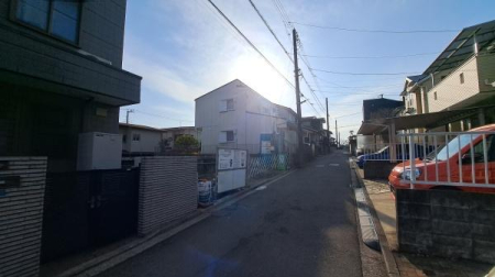 �_�ސ쌧���l�s����折���J��3���ڂ̐V�z��ˌ��Ă̑O�ʓ��H�܂ތ��n�ʐ^