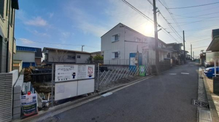 �_�ސ쌧���l�s����折���J��3���ڂ̐V�z��ˌ��Ă̑O�ʓ��H�܂ތ��n�ʐ^