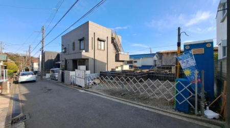 �_�ސ쌧���l�s����折���J��3���ڂ̐V�z��ˌ��Ă̑O�ʓ��H�܂ތ��n�ʐ^