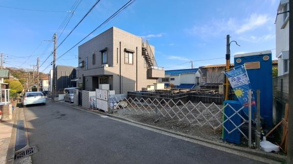 �_�ސ쌧���l�s����折���J��3���ڂ̐V�z��ˌ��Ă̑O�ʓ��H�܂ތ��n�ʐ^