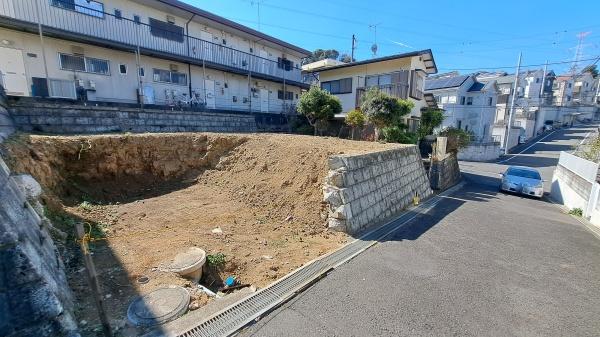 �_�ސ쌧���l�s�˒ˋ�㔐�����̐V�z��ˌ��Ă̑O�ʓ��H�܂ތ��n�ʐ^